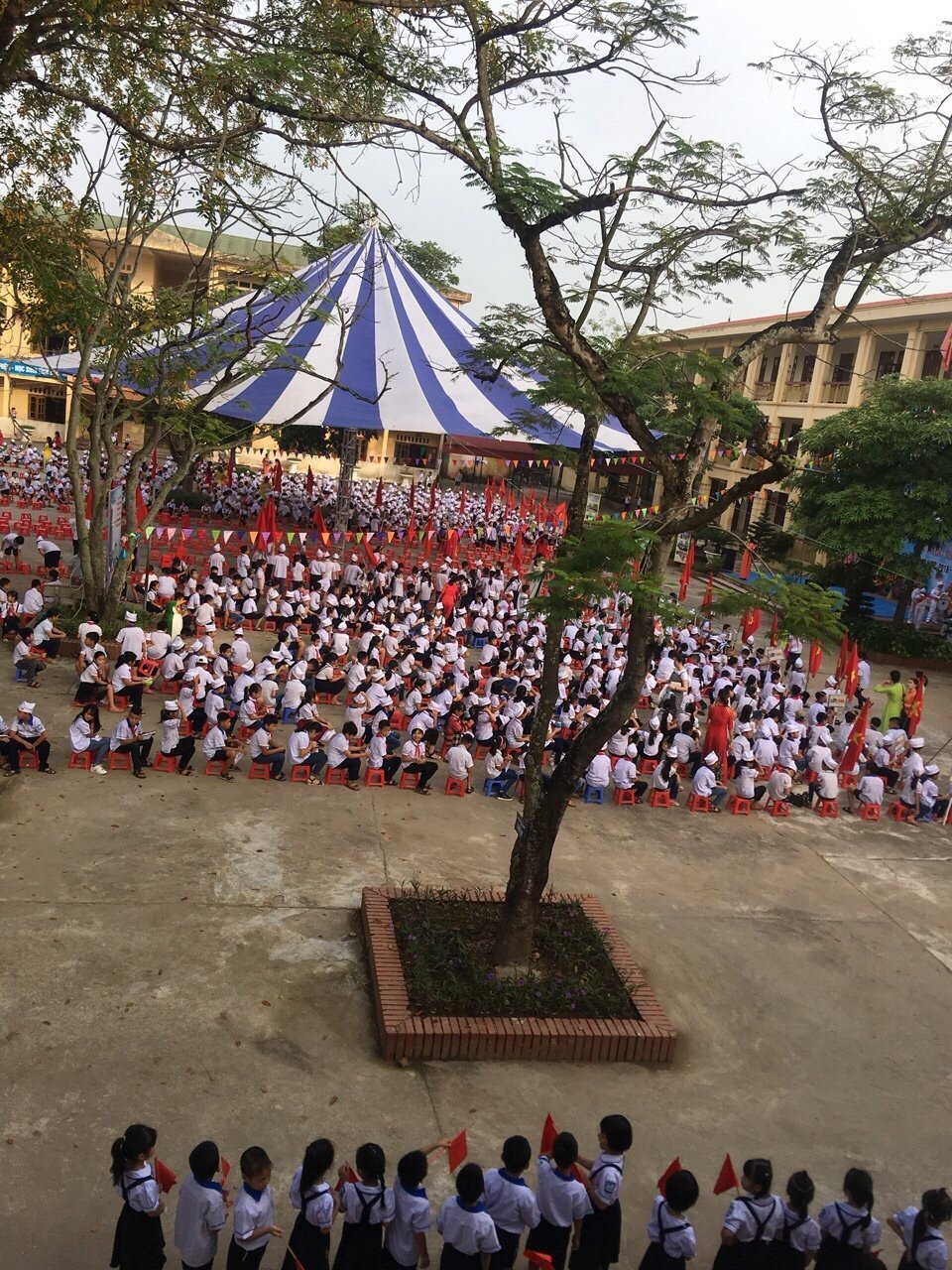 Dù che sân trường học đường kính 12m Dù che sân trường học đường kính 12m