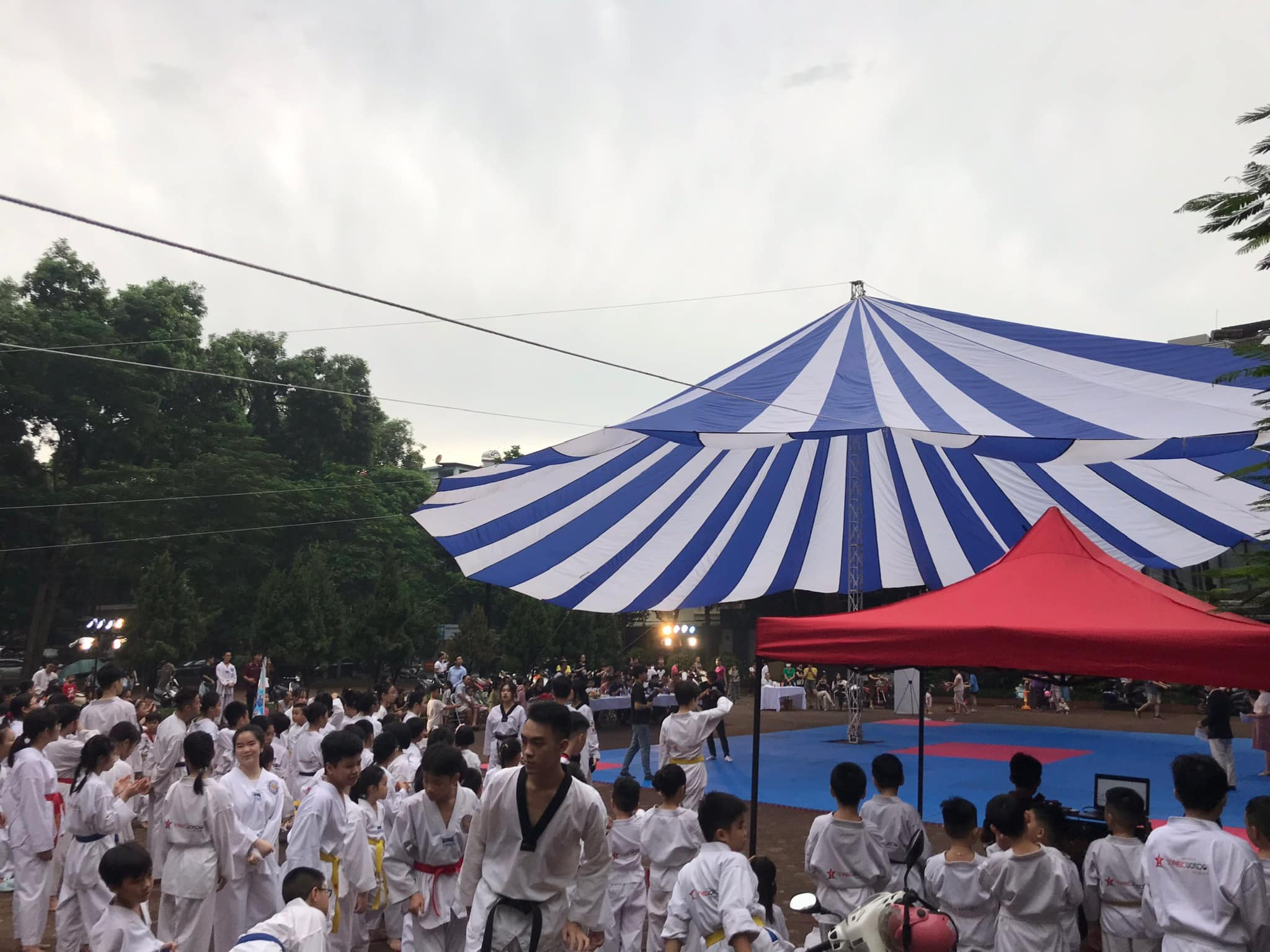 Dù che sự kiện sân trường học đường kính 12mDù che sự kiện sân trường học đường kính 12m Dù che sự kiện sân trường học đường kính 12m