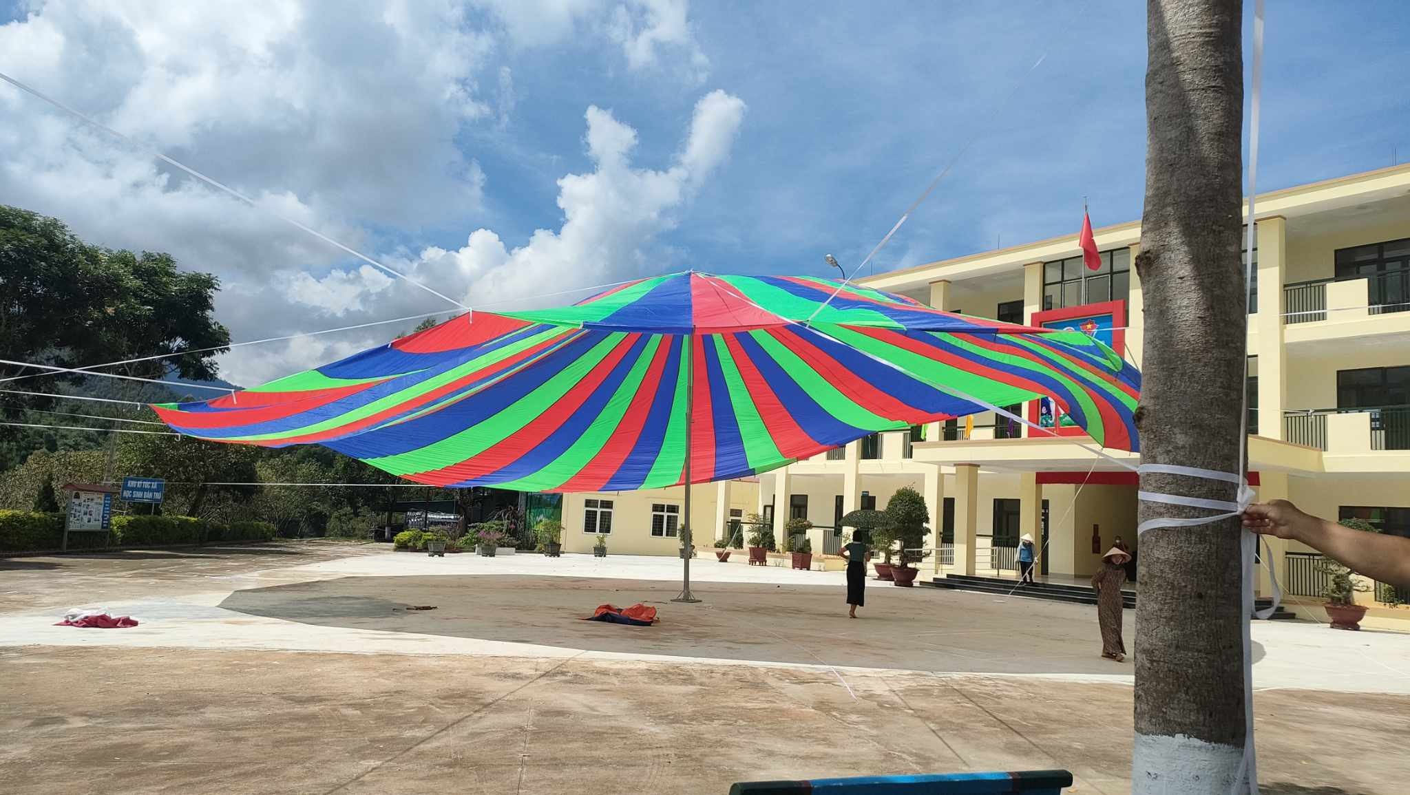 Dù che sự kiện sân trường học đường kính 15mDù che sự kiện sân trường học đường kính 15m Dù che sự kiện sân trường học đường kính 15m