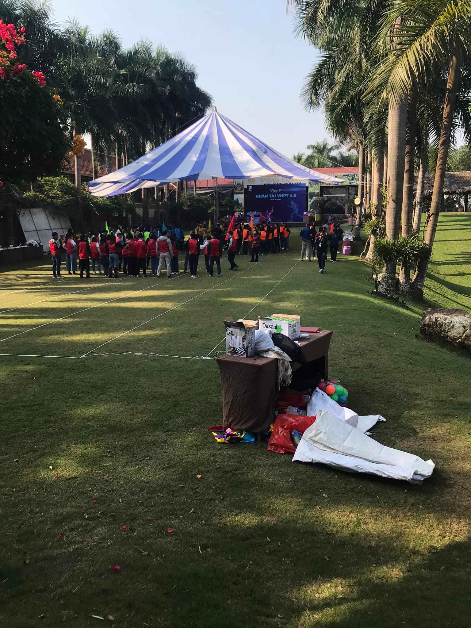 Dù tròn che sân trường đường kính 18mDù tròn che sân trường đường kính 18m Dù tròn che sân trường đường kính 18m