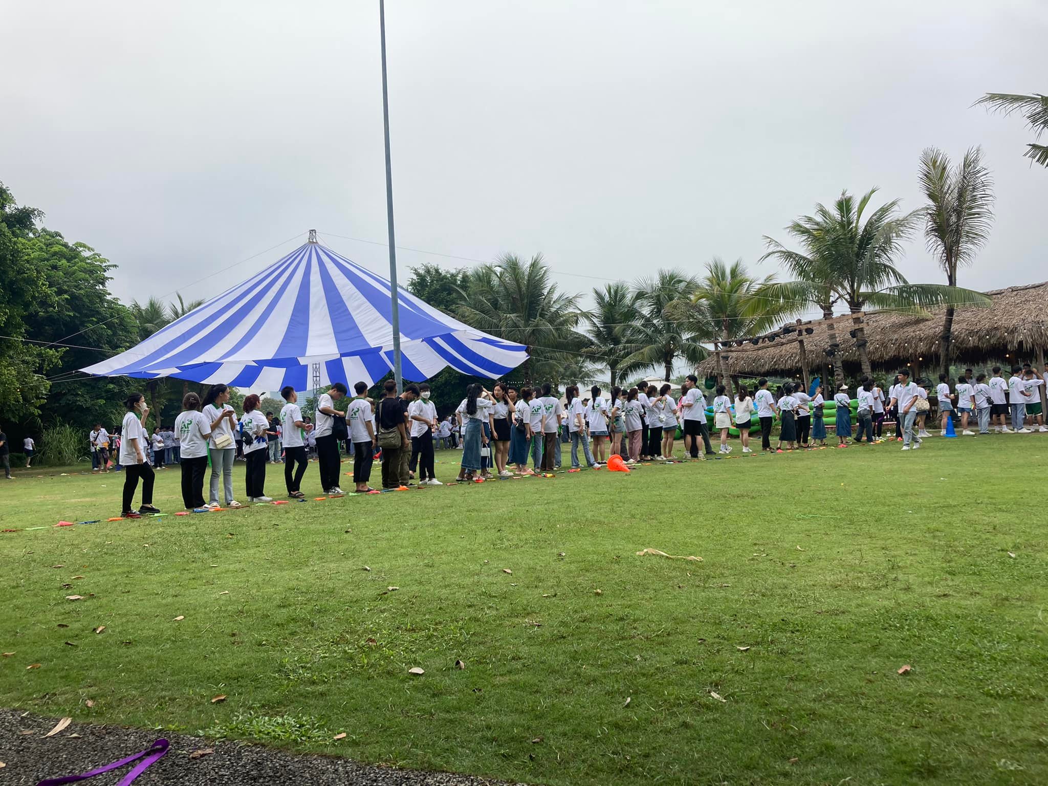 Dù tròn che sân trường đường kính 20m Dù tròn che sân trường đường kính 20m